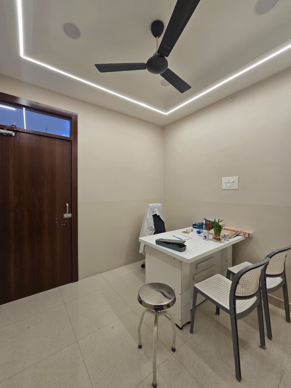 Dr. Ashu Goyal's endocrinology clinic in Kota, Rajasthan — modern, calm consultation room